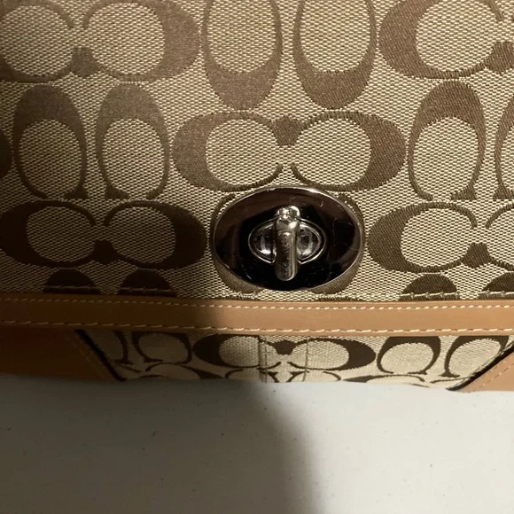 Coach Signature Shoulder Bag EXCELLENT CONDITION - Picture 7 of 10